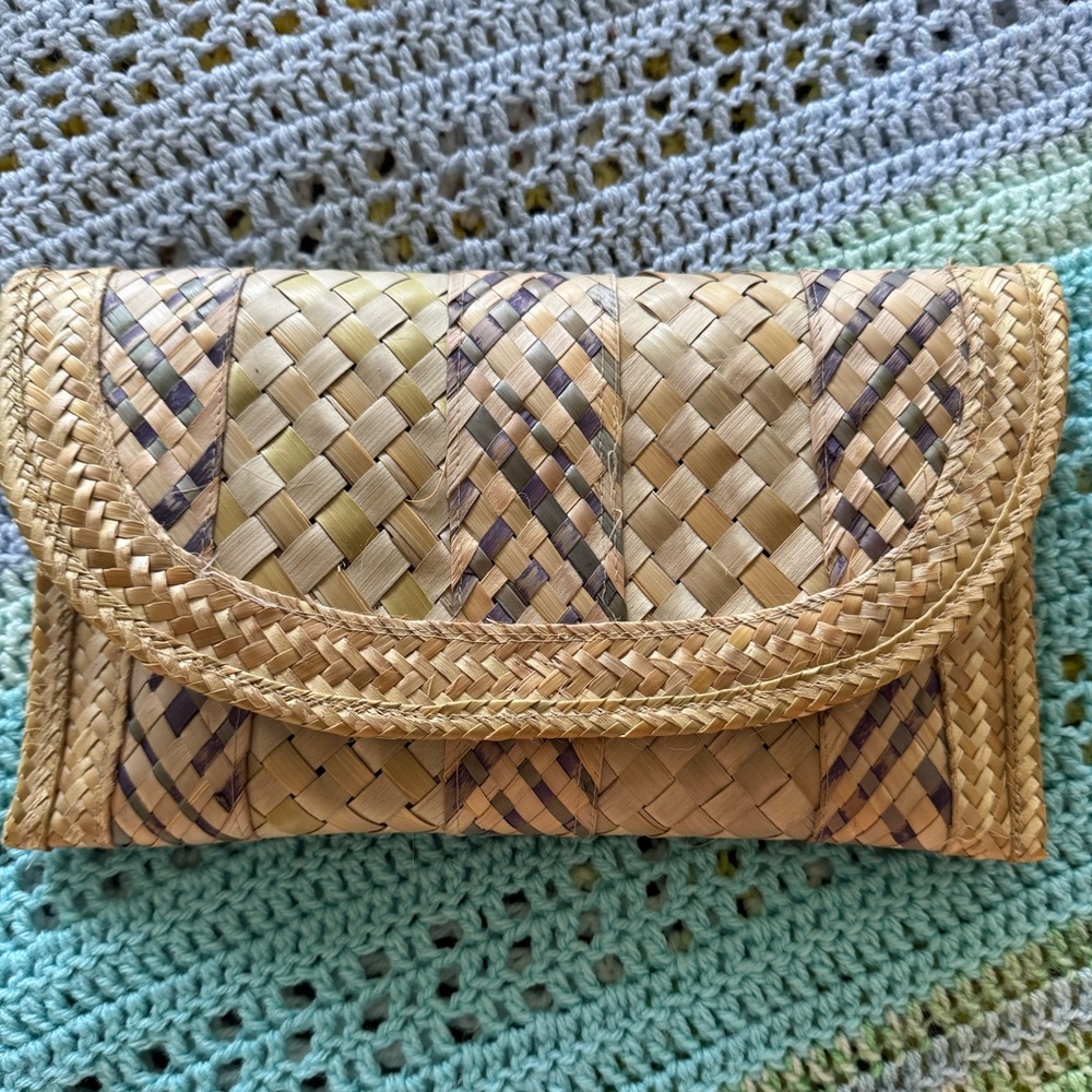 Elegant Hawaiian Tan Woven Straw Clutch